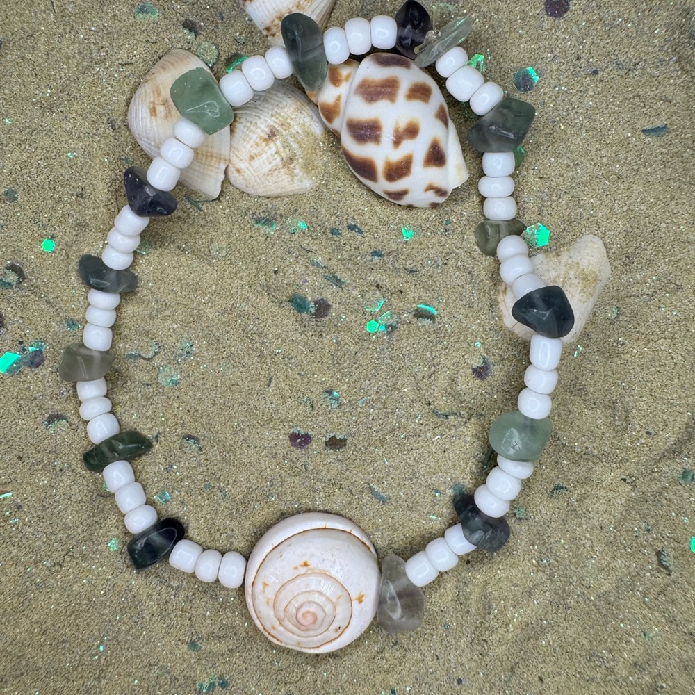 Elegant Shell and Bead Bracelet